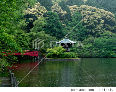 新鮮的綠色常光寺公園六角堂 新鮮的綠色常光寺公園六角堂 90812719