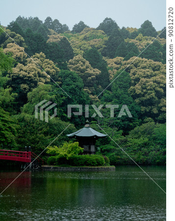 新鮮的綠色常光寺公園六角堂 新鮮的綠色常光寺公園六角堂 90812720