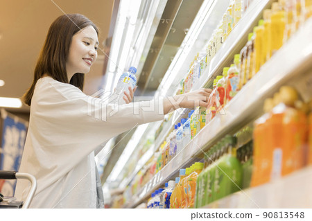 一名年輕女子在超市購物 一名年輕女子在超市購物 90813548