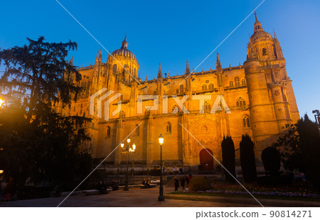 Illuminated building of New Cathedral of Salamanca in spring twilight Illuminated building of New Cathedral of Salamanca in spring twilight 90814271