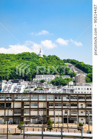 這是一個可以看到佛塔（和平之塔）的景觀。請把它當作超越一切、謀求世界和平的形象。廣島 90814487