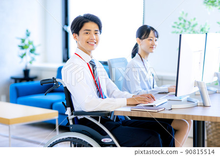 輪椅的年輕人有殘疾 90815514