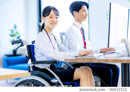 年輕女子坐在輪椅上 90815522