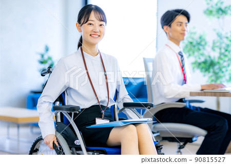 年輕女子坐在輪椅上 90815527