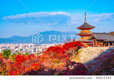 The triple tower of Kiyomizudera and autumn leaves 90815583