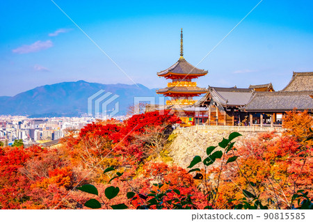 The triple tower of Kiyomizudera and autumn leaves 90815585