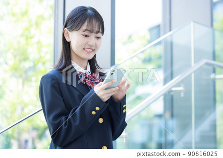 拿著智能手機的女高中生的肖像拍攝合作“LINK FOREST” 拿著智能手機的女高中生的肖像拍攝合作“LINK FOREST” 90816025