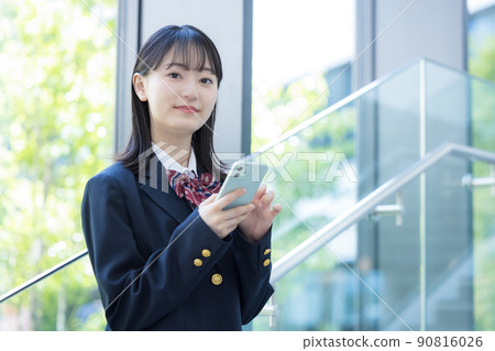 拿著智能手機的女高中生的肖像拍攝合作“LINK FOREST” 拿著智能手機的女高中生的肖像拍攝合作“LINK FOREST” 90816026