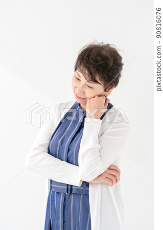 Senior women worry about thinking Senior women worry about thinking 90816076