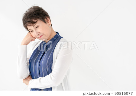 Senior women worry about thinking 90816077