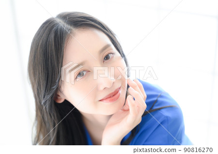 Women's portrait 90816270