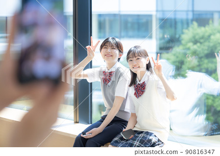 用智能手機拍照的女高中生“LINK FOREST”拍攝合作 90816347
