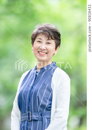 高級女性新鮮綠色肖像 90816431