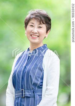 高級女性新鮮綠色肖像 90816432