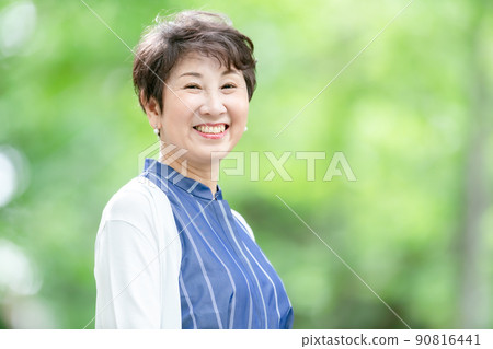 高級女性新鮮綠色肖像 90816441