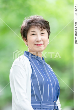 高級女性新鮮綠色肖像 90816442