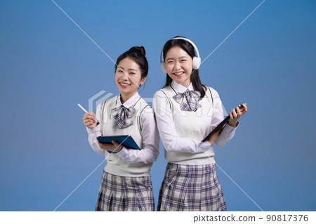 mz generation, asian girl students holding tablet pc photos image 90817376