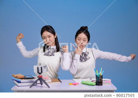 mz generation, asian girl students who are bored while studying 90817505