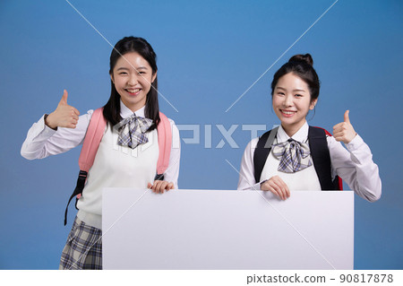 mz generation, asian girl students who hold a panel and thumb photo image 90817878