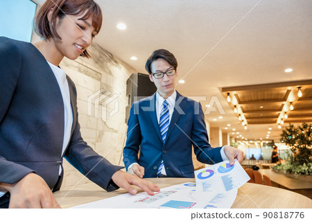 站立談話的女實業家和商人 90818776