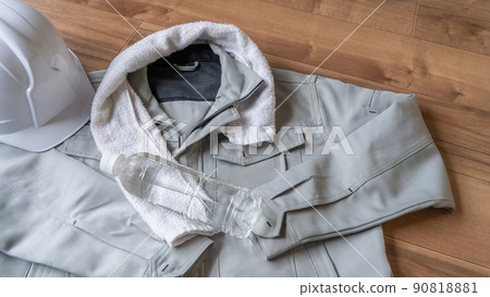 Water on neck towels and PET bottles | Image of measures against heat stroke in the construction industry 90818881