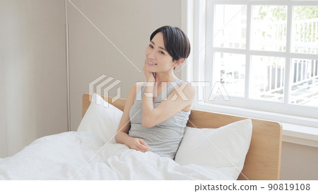 早上醒來的女人床 90819108