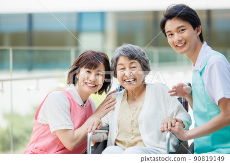 輪椅老人和青少年護理人員拍攝合作“LINK FOREST” 90819149