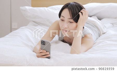 女性生活方式床智能手機 90819359
