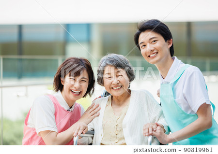 Wheelchair elderly and young care staff Photographing cooperation "LINK FOREST" 90819961