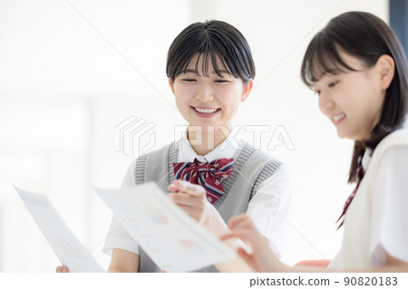 與朋友“LINK FOREST”一起看到模擬考試結果感到高興的高中生 與朋友“LINK FOREST”一起看到模擬考試結果感到高興的高中生 90820183