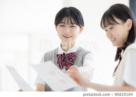 與朋友“LINK FOREST”一起看到模擬考試結果感到高興的高中生 與朋友“LINK FOREST”一起看到模擬考試結果感到高興的高中生 90820184