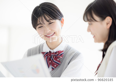 與朋友“LINK FOREST”一起看到模擬考試結果感到高興的高中生 90820185