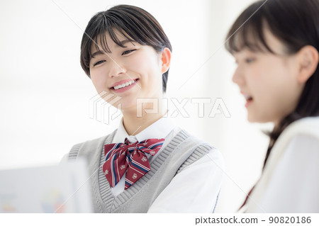 與朋友“LINK FOREST”一起看到模擬考試結果感到高興的高中生 90820186