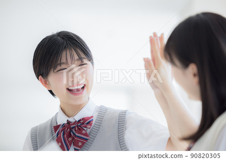 與朋友“LINK FOREST”一起看到模擬考試結果感到高興的高中生 90820305