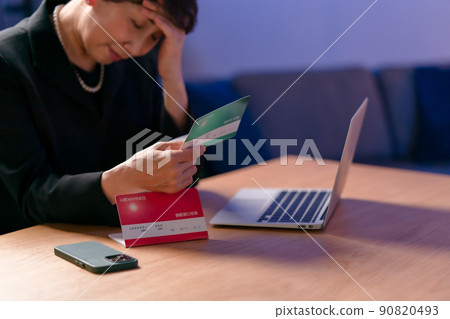 一個穿著喪服，看著她的存摺的女人 90820493