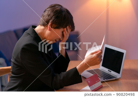 一個穿著喪服，看著她的存摺的女人 90820498