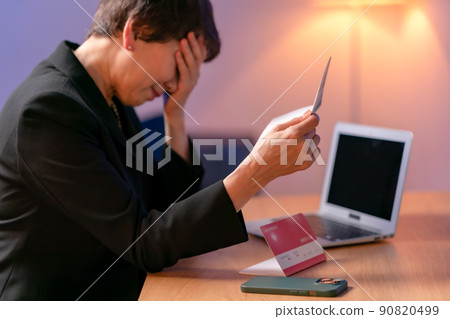 一個穿著喪服，看著她的存摺的女人 90820499