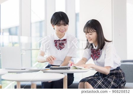 High school students studying with friends "LINK FOREST" shooting cooperation High school students studying with friends "LINK FOREST" shooting cooperation 90820852