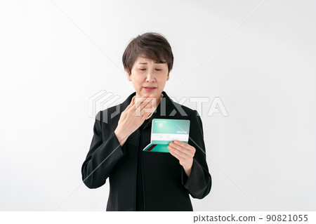 Women in mourning dress passbook inheritance 90821055