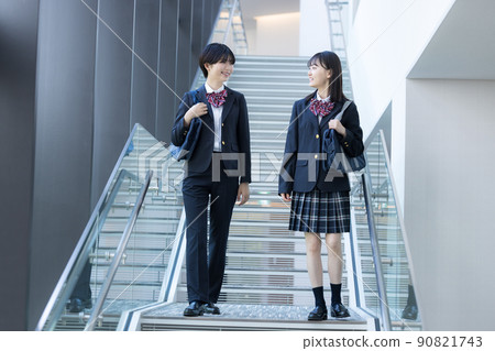 High school girls carrying school bags, shooting cooperation "LINK FOREST" 90821743