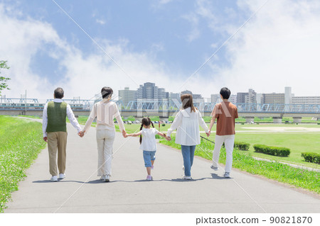 Three generation family walking on the bank 90821870