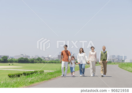 Three generation family walking on the bank 90821938