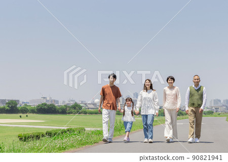 Three generation family walking on the bank 90821941