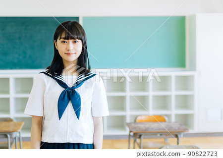 High school students standing in the classroom 90822723