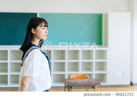 站在教室裡的高中生 90822725