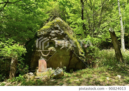 Oiwa shrine along the Tateshina Kogen Yokotani Gorge promenade 90824013