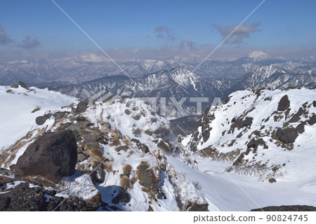 從雪中的日光白根山頂眺望尾瀨、日內岳、涉佛山 從雪中的日光白根山頂眺望尾瀨、日內岳、涉佛山 90824745