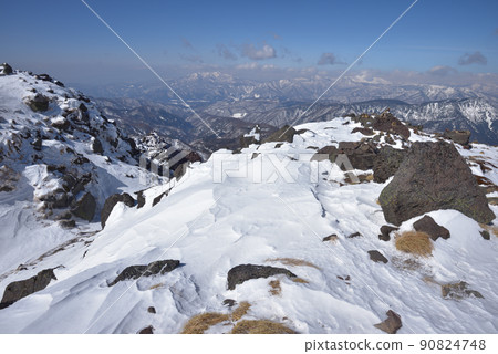從雪中的日光白根山頂眺望尾瀨、澀佛山、穗高山 從雪中的日光白根山頂眺望尾瀨、澀佛山、穗高山 90824748