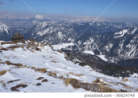 從雪中的日光白根山頂眺望丸沼、尾瀨、日內岳、會津駒岳的方向。 從雪中的日光白根山頂眺望丸沼、尾瀨、日內岳、會津駒岳的方向。 90824749