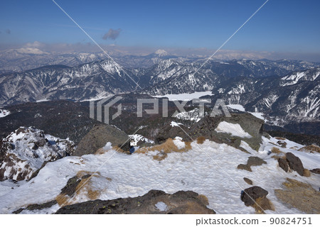View the direction of Marunuma, Oze, Mt. Shibutsu, Mt. Hiuchi, and Mt. Aizu Komagatake from the summit of Mt. Nikko-Shirane in the snow. 90824751